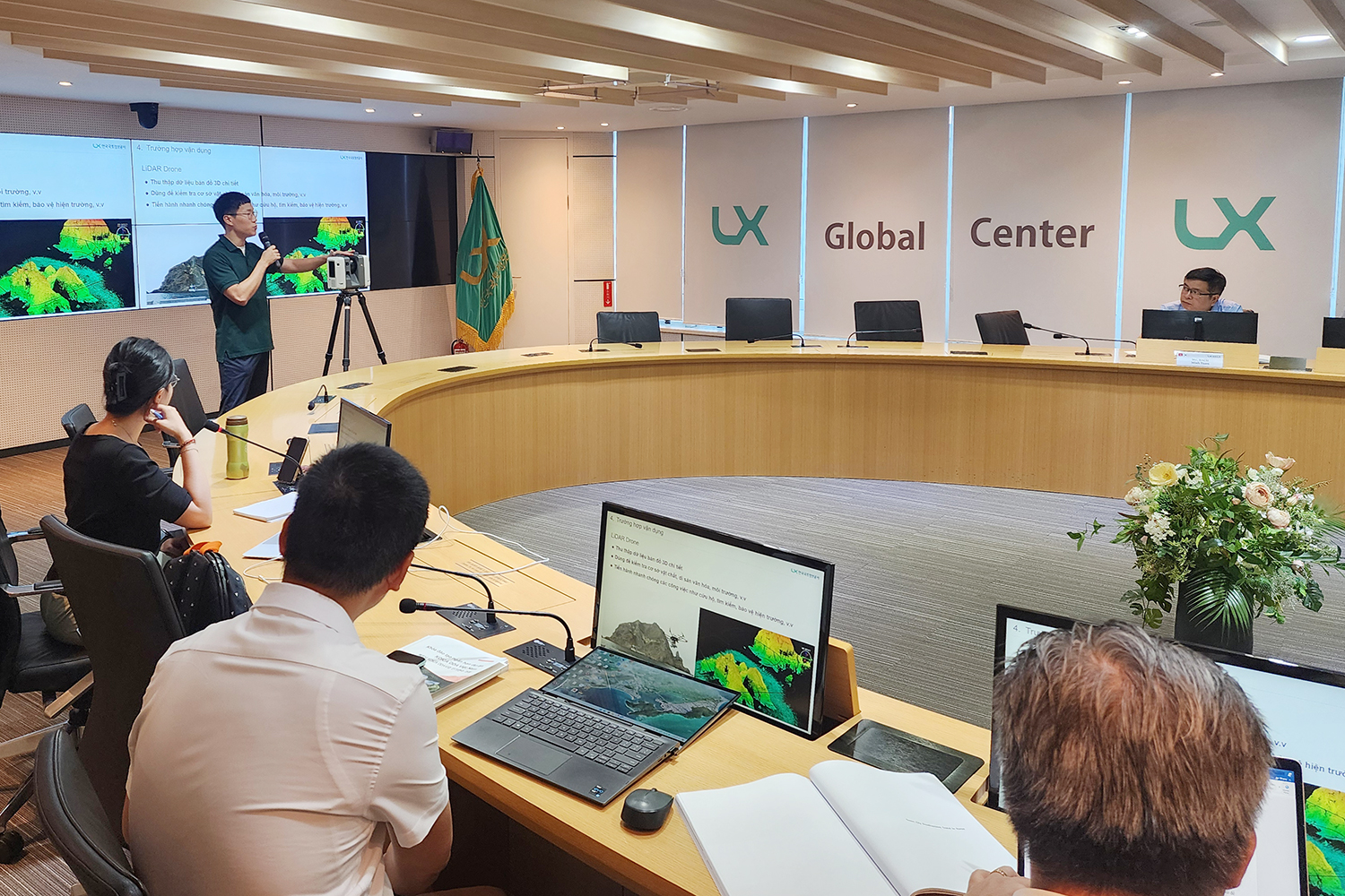 

	
		
		
			베트남 건설부 공무원들이 LX글로벌센터에서 진행된 국토계획ㆍ도시개발 및 공간정보 분야 전문가 강연을 듣고 있다.
		
	
	