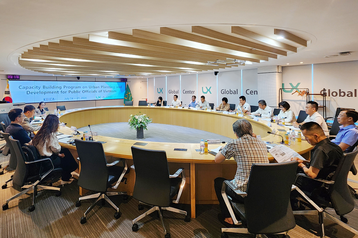 

	
		
		
			베트남 건설부 공무원들이 LX글로벌센터에서 진행된 국토계획ㆍ도시개발 및 공간정보 분야 전문가 강연을 듣고 있다.
		
	
	