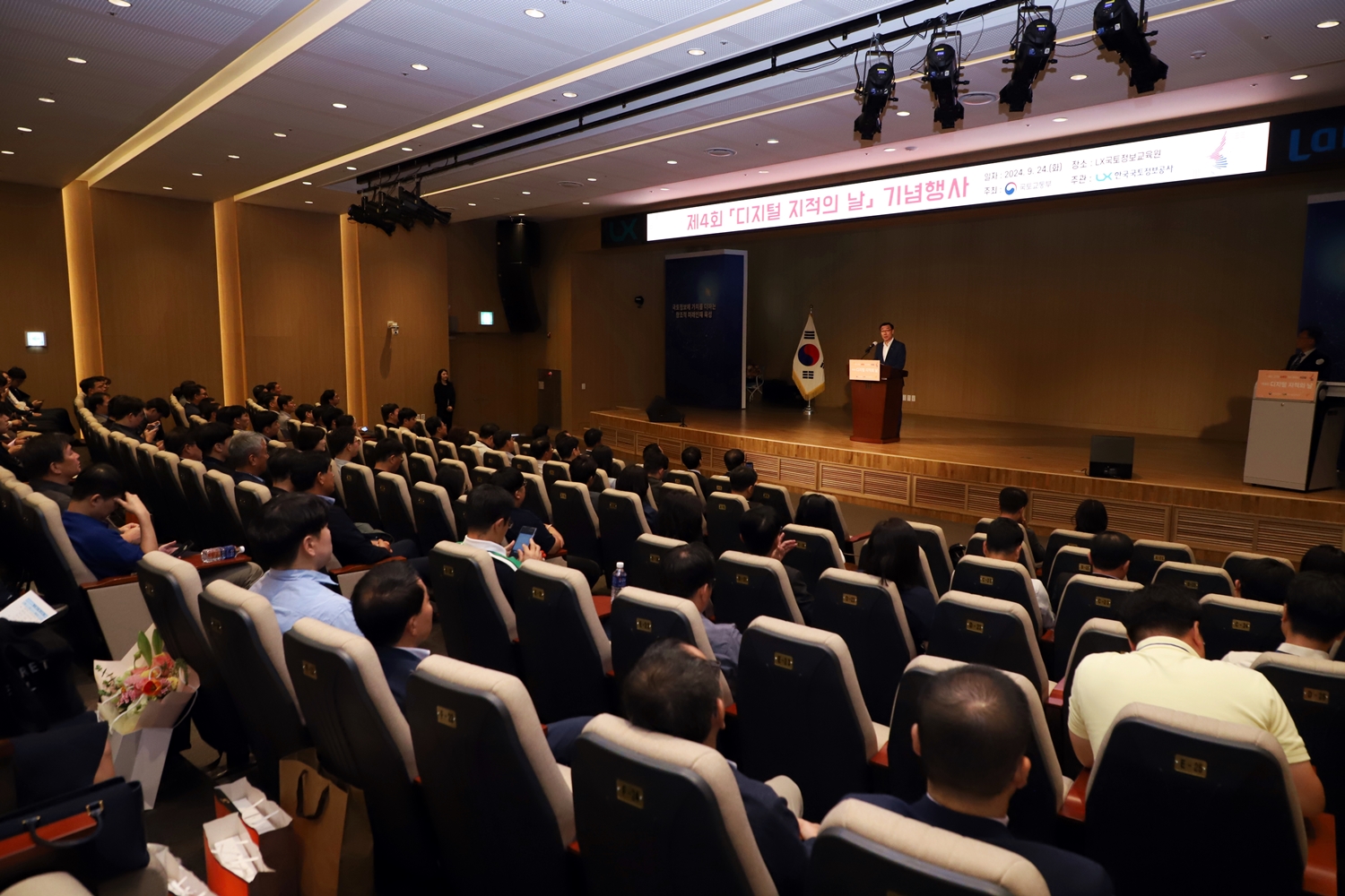 

	
		
		
			‘제4회 디지털 지적의 날’ 기념식에서 9월24일 충남 공주시 LX국토정보교육원에서 개최된 가운데 어명소 사장(가운데)이 유공자와 우수사례를 제안한 LX직원들에게 표창을 수여했다.
		
	
	