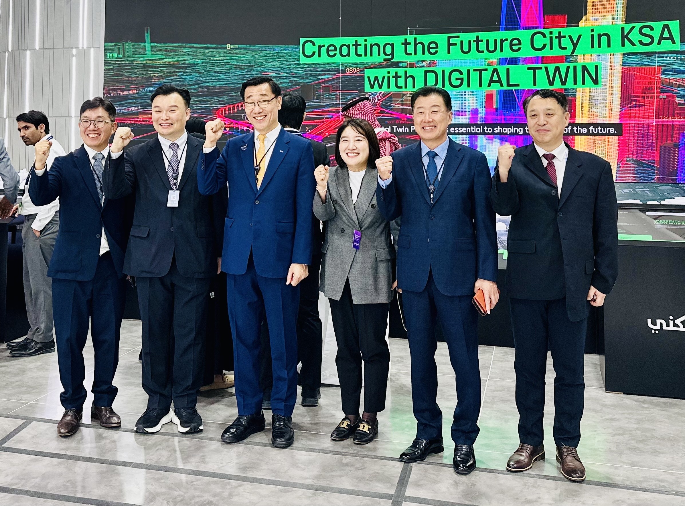 

	
		
		
			(왼쪽부터) 사우디아라비아 리야드에서 개최되는 ‘CityScape Global 2024’에 참석한 네이버클라우드 김유원 대표이사, 네이버랩스 석상옥 대표, LX공사 어명소 사장, 네이버 대외/ESG정책 대표, K-water 장병훈 수자원환경부문장.
		
	
	