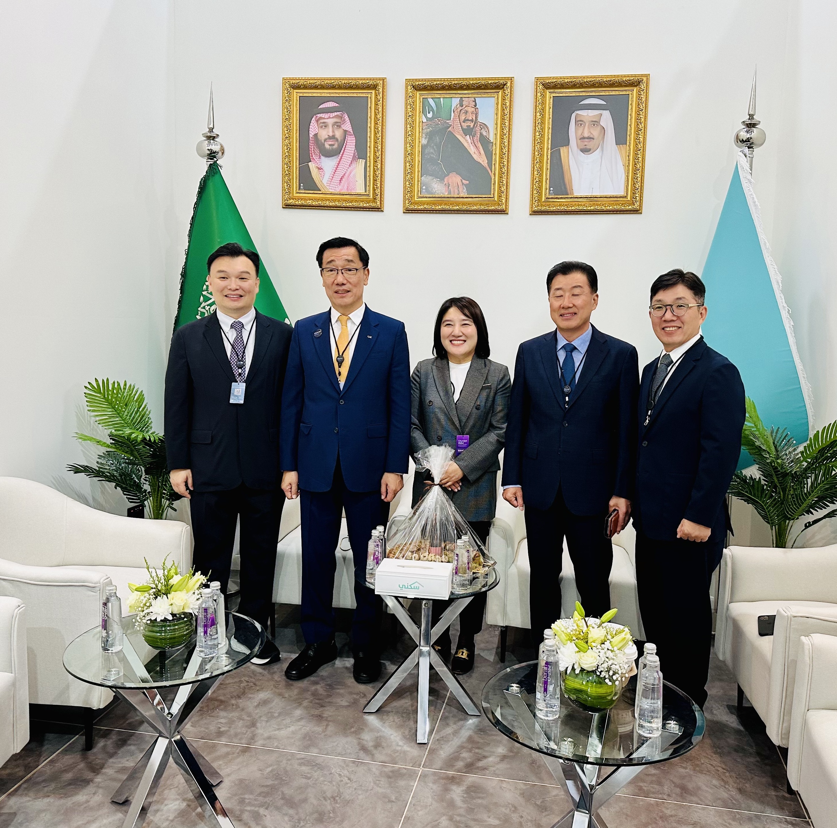 

	
		
		
			(왼쪽부터) ‘CityScape Global 2024’에 참석한 네이버랩스 석상옥 대표, LX공사 어명소 사장, 네이버 대외/ESG정책 대표, K-water 장병훈 수자원환경부문장, 네이버클라우드 김유원 대표이사.
		
	
	