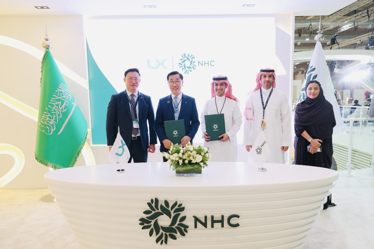 

	
		
		
			LX한국국토정보공사 어명소 사장(왼쪽에서 두 번째)과 사우디아라비아 국영기업 라이얀 알아킬 CSO(왼쪽에서 세 번째)가 ‘디지털트윈 기술 및 지식 교류를 위한 업무협약’을 체결했다.
		
	
	