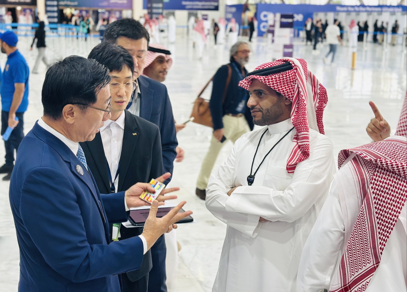 

	
		
		
			LX한국국토정보공사 어명소 사장(왼쪽)이 사우디아라비아 리야드에서 열린 ‘CityScape Global 2024’에서 무싸드 알오테이비 사우디아라비아 지방자치주택부차관과 LX공사의 ‘디지털트윈’에 대해 대화하고 있다.
		
	
	