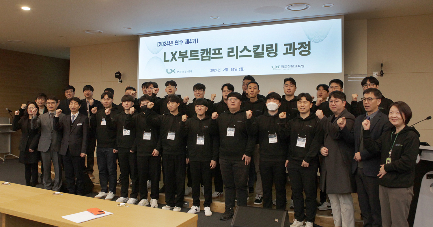 

	
		
		
			부트캠프 수료식 사진
		
	
	