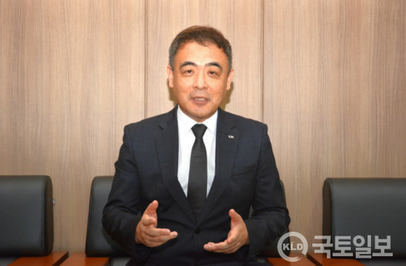 

	
		
			
				
					[디지털 대한민국을 선도한다] 한국국토정보공사 서울경기북부지역본부 최종묵 본부장 안내 이미지 입니다. 이 이미지에는 중요한 정보가 포함되어 있을 수 있습니다. 자세한 내용은 첨부파일이나 본문 내용을 참고해 주세요.
				
				
			
		
		
	
	